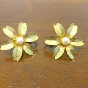 Vintage Gold Tone Flower Pearl Clip On Earrings.